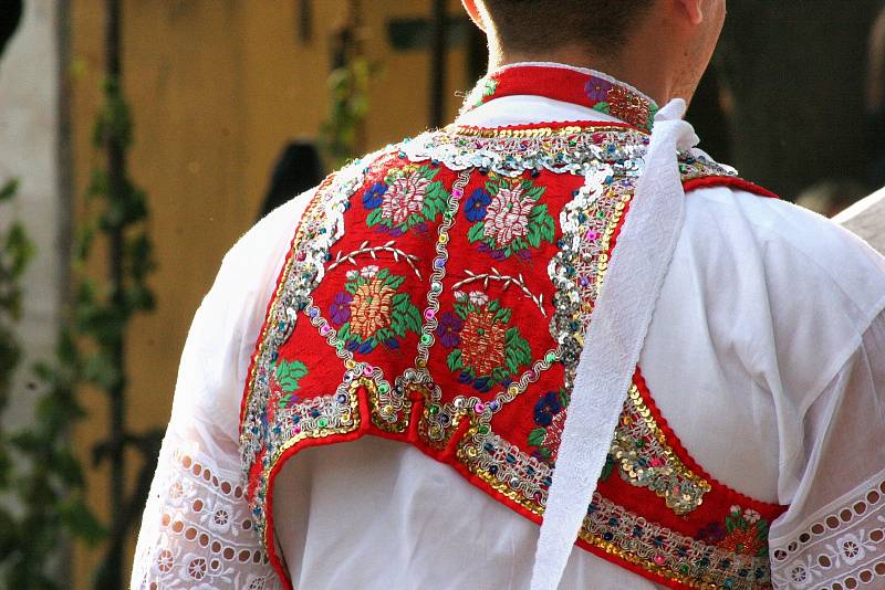 V Prušánkách k vínu a burčáku z otevřených sklepů zahrála dechová kapela a cimbálová muzika.