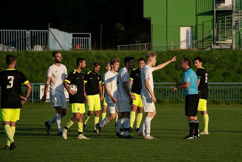 Fotbalisté Hroznové Lhoty (na snímku v černých dresech) nedotáhli do vítězného konce dobře rozehraný zápas s Veselí nad Moravou.
