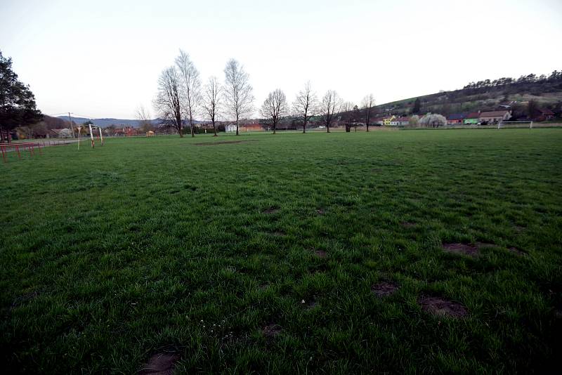 Zaniklé fotbalové hřiště v Mouchnicích.
