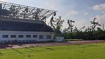 Fotbalový stadion v Hodoníně přišel o umělé osvětlení i střechu tribuny.