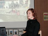 Sandra Rylková při přednášce o Nepálu v hodonínské knihovně.