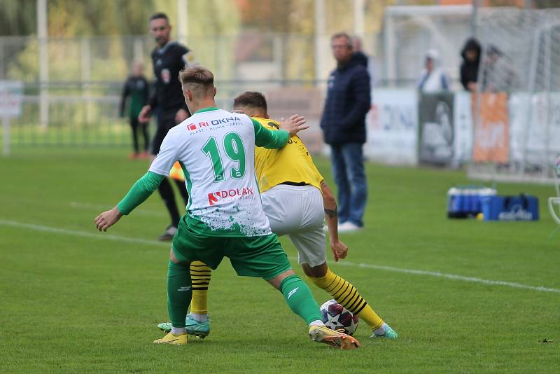 Bzenečtí fotbalisté (v bílozeleném) podlehli Karviné 1:2.