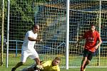 Fotbalisté Strážnic (v červeném) oslavili 100. výročí zápasem proti legendám Slovácka.