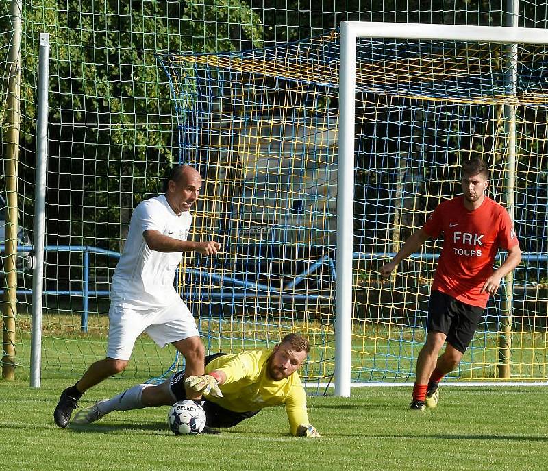 Fotbalisté Strážnic (v červeném) oslavili 100. výročí zápasem proti legendám Slovácka.