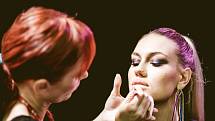 Mistryně České republiky v make-upu Svetlana Benedíková s modelkou Adélou Štroffekovou na fotografiích Davida Alessiho.