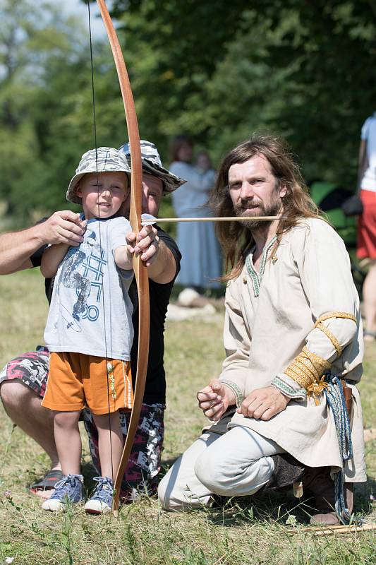 Dvanáct moravských vinařství pohostilo návštěvníky Slovanského hradiště v Mikulčicích. Příchozí navíc mohli zavítat na prohlídku archeologického památníku nebo si vyzkoušet některou z aktivit programu Těšíme se na prázdniny.