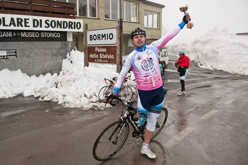 Tým Na kole dětem pro podporu onkologicky nemocných dětí v čele s Josefem Zimovčákem zdolává nástrahy náročných etap cyklistického závodu Giro d´Italia.