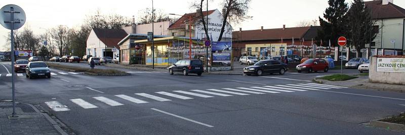 Přechod pro chodce přes silnici v Dvořákově ulici v Hodoníně mezi autobusovým a vlakovým nádražím.