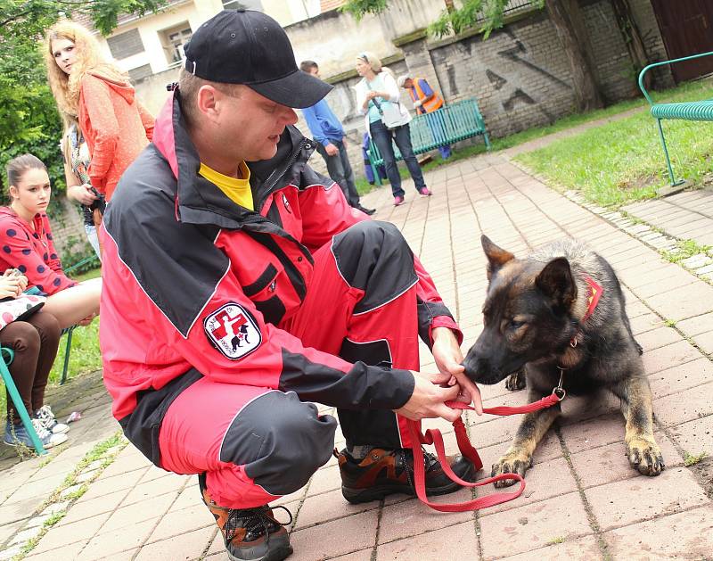 Den s Hasíkem před hodonínským zimním stadionem.