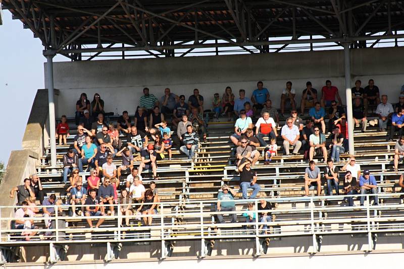 Hodonínští fotbalisté (v červených dresech) porazili v derby Břeclav 2:1 a bez ztráty bodu vládnou divizi D. Sobotní duel sledovalo na stadionu U Červených domků 485 diváků.