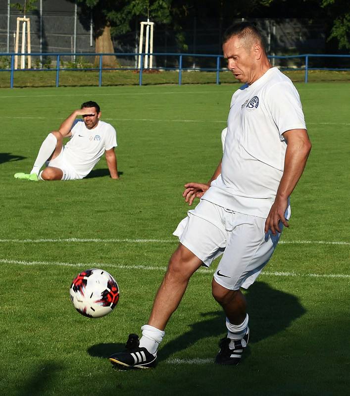 Fotbalisté Strážnic (v červeném) oslavili 100. výročí zápasem proti legendám Slovácka.