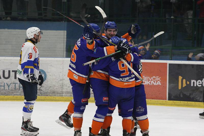 Hokejisté Hodonína (oranžovomodré dresy) v klíčové bitvě zdolali Řisuty 6:3 a slaví záchranu ve druhé lize.
