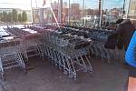 Zákazníci hodonínských supermarketů si ve středu museli kvůli vládním nařízením zvyknout na řadu novinek u nákupních vozíků.
