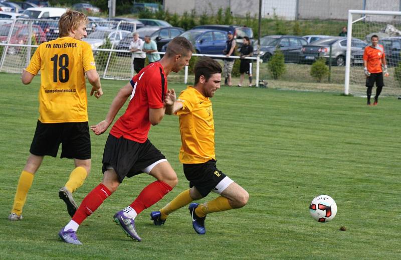 Fotbalisté třetiligového Hodonína (v červených dresech) si na úvod letní přípravy poradili se sousedními Mutěnice, které na hřišti v Lužicích přehráli jasně 6:0.