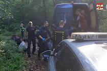 Policisté v Hodoníně dopadli převaděče, který vezl sedmadvacet migrantů.