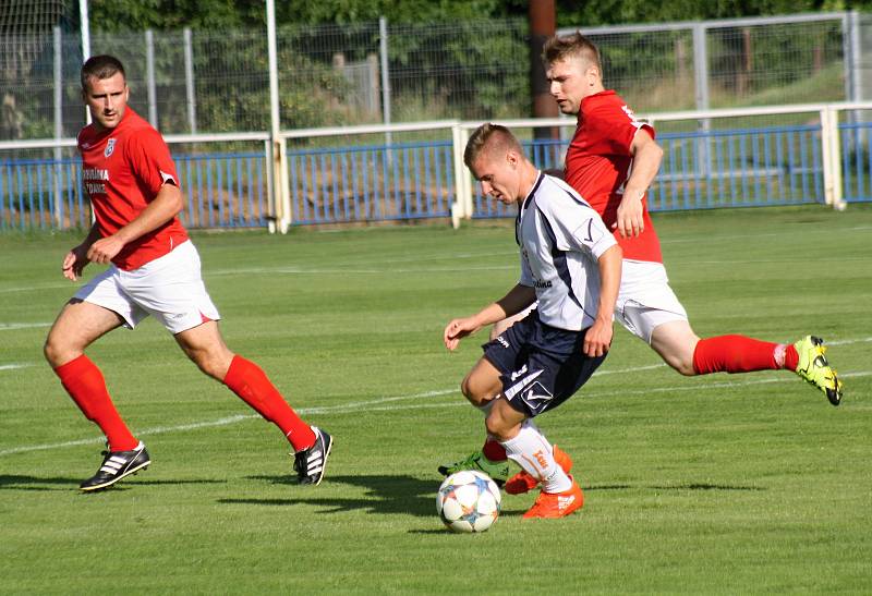 Fotbalisté Šardic (v červených dresech) přestříleli v prvním předkole krajského poháru rivala z Kyjova 5:4 a postoupili do další fáze jihomoravské soutěže.