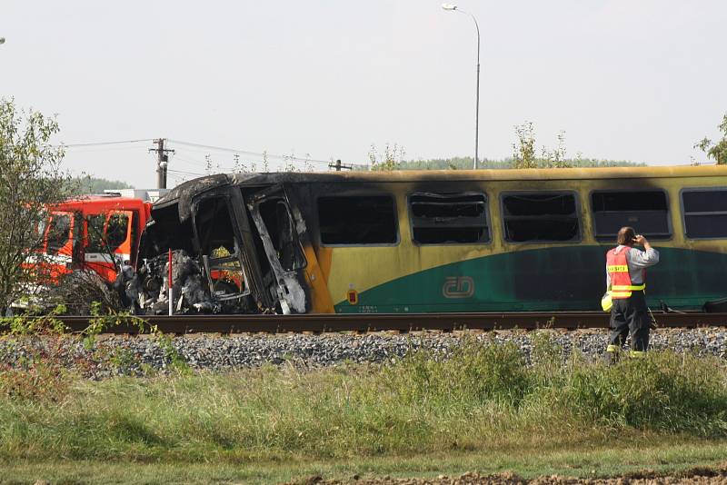 V úterý krátce před půl druhou vykolejil u Vnorov vlak po srážce s traktorem. Neštěstí se stalo na přejezdu blízko ulice Průhony.