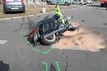 V Hodoníně srazila řidička citroenu motorkáře na stroji značky Harley Davidson. 