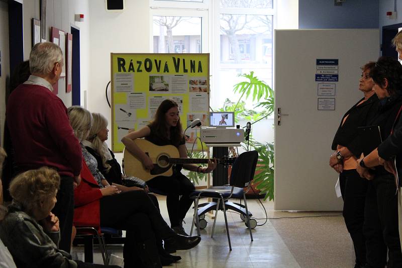 Rehabilitační oddělení kyjovské nemocnice získalo nový přístroj. Rázová vlna slouží k odstranění bolestivých onemocnění pohybového systému, své uplatnění najde kromě rehabilitace najde i v ortopedii, revmatologii a neurologii.