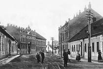 Povrch ul. Dobrovolského, tehdy Schul-Gasse okolo roku 1900.