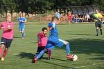 Fotbalisté Kostelce (v růžových dresech) prohráli v prvním kole okresního přeboru se sousedními Moravany 0:3. Dva góly za vítěze zaznamenal Matěj Otáhal, který připravil třetí gól pro parťáka Lukáše Možíše.