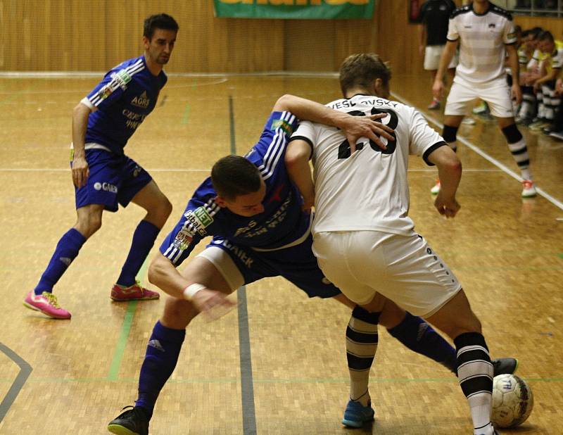 Hodonínští futsalisté (v bílých dresech) ve šlágru 7. kola Chance ligy vedli nad favorizovanou Slavií Praha 4:1, ale nakonec doma po remíze 4:4 bralo pouze bod. Páteční duel ve sportovní hale TEZA sledovalo 668 diváků. 