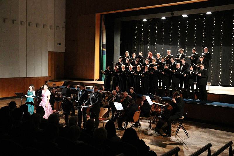 Český filharmonický sbor Brno a Orchestr Czech Virtuosi ve Strážnici.