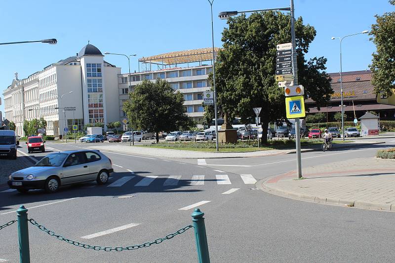 Křižovatka u Černého Orla, kde se na státní silnici I/55 napojuje strážnická ulice Újezd.