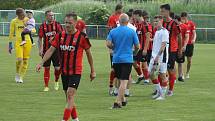 Hodonínští fotbalisté (v červenočerných dresech) porazili Břeclav 2:1.