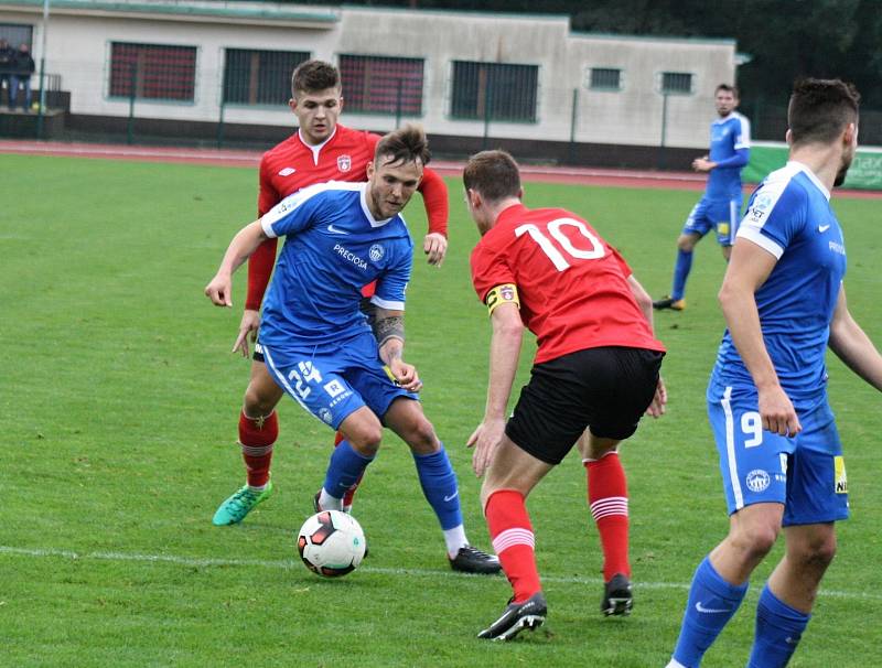 Fotbalisté Hodonína (v červených dresech) ve 3. kole celostátního MOL Cupu prohráli s ligovým Libercem 0:4 po prodloužení. Zápas sledovalo devět stovek diváků.