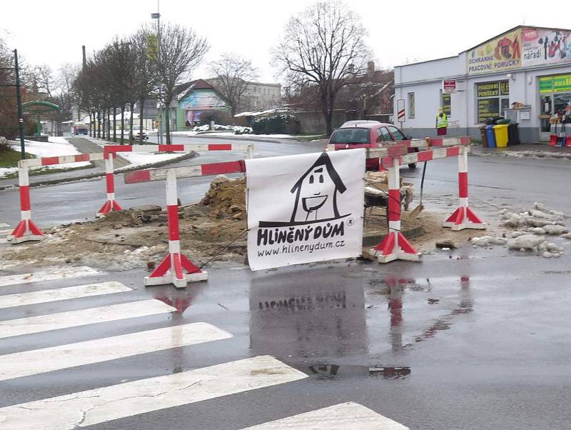 Rozebírání kapličky Všech svatých ve Strážnici.