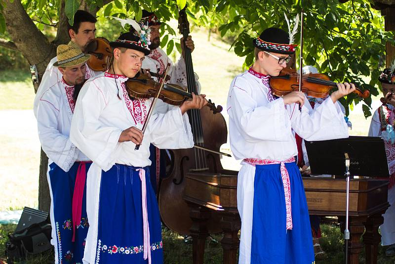 Pořad Já sa budu vydávati, který byl součástí Mezinárodního folklorního festivalu ve Strážnici. Soubory jej sehrály v areálu skanzenu.