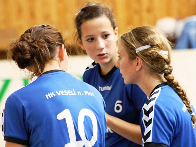 Mladá spojka HK Veselí nad Moravou Anna Balážová (uprostřed) se díky svým výkonům dostala až do dorostenecké reprezentace.