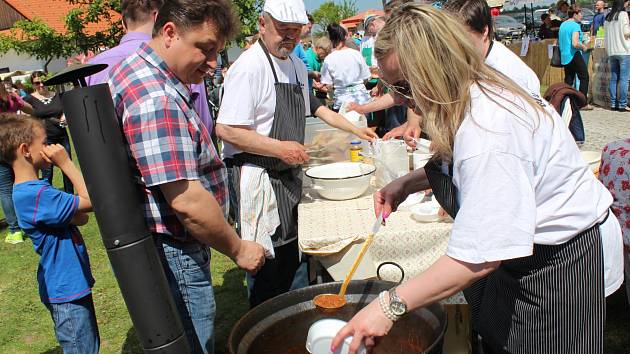 Už posedmé se v sobotu sešly pod lopatkami větrného mlýna v Bukovanech kuchařské týmy nejenom z mikroregionu Babí lom. Utkaly se v gastronomickém klání o nejlepší guláš.