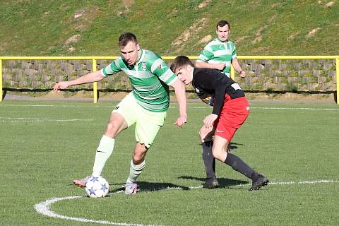 Fotbalisté Dambořic (v zeleném) porazili 2:0 béčko Hroznové Lhoty.