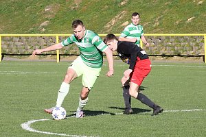 Fotbalisté Dambořic (v zeleném) porazili 2:0 béčko Hroznové Lhoty.