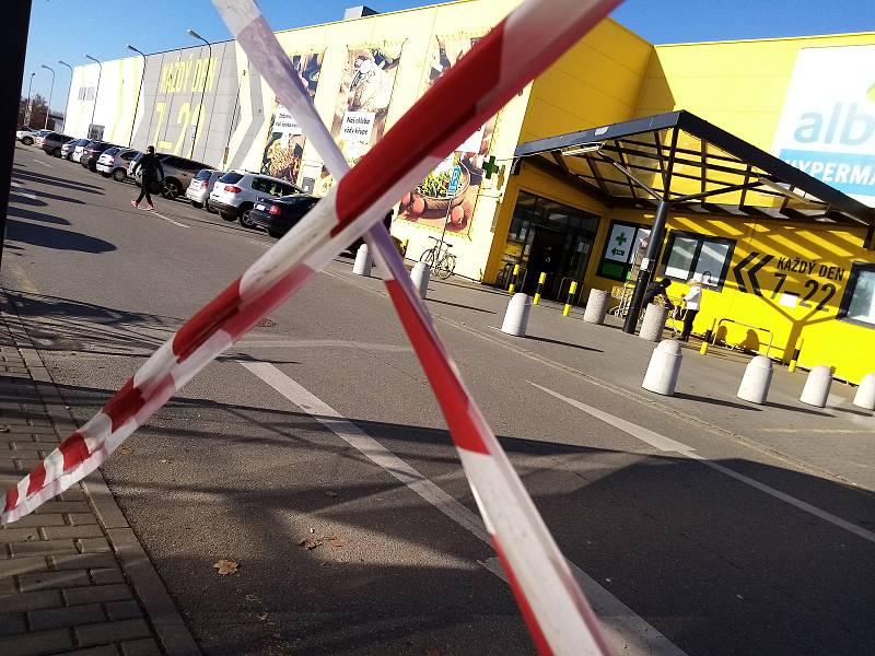 Zákazníci hodonínských supermarketů si ve středu museli kvůli vládním nařízením zvyknout na řadu novinek u nákupních vozíků.