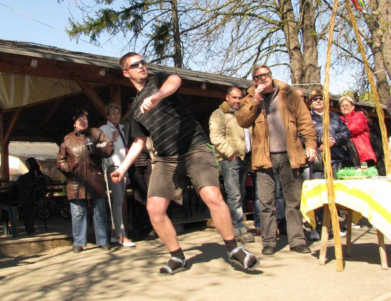 Lítý boj, těžké rozhodování a nakonec rekord. Tak vypadal druhý ročník akce Hod vajcama, která se uskutečnila v Hodoníně U Jezu.