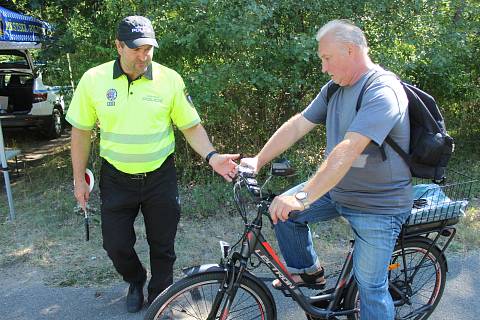Kontrola cyklistů a vybavení jejich kol strážníky na cyklostezce mezi Dubňany a Hodonínem.