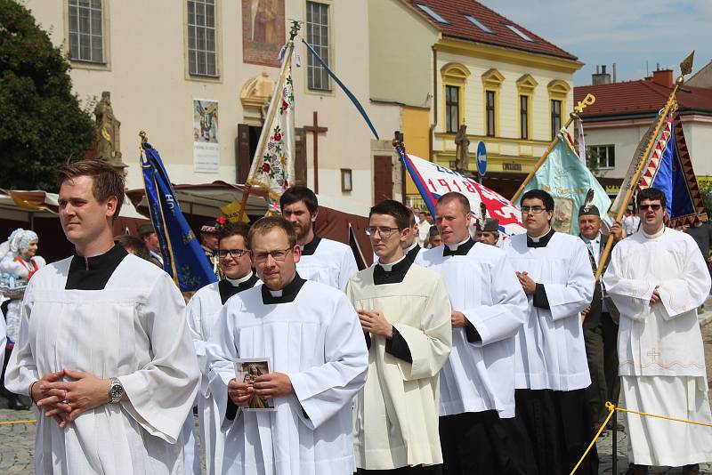 Primiční mše na náměstí v Kyjově novokněze a místního rodáka Filipa Hochmana.