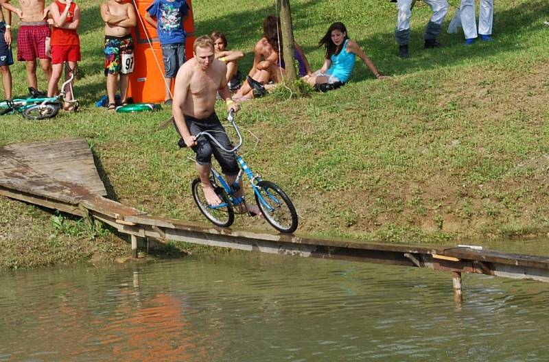 Většina účastníků hlavní soutěže Kostelecké lávky 2012 padala do vody už po pár metrech.