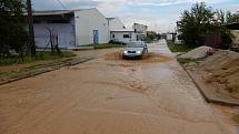 Lokální bouře doprovázená kroupami zasáhla Strážnici na Hodonínsku. Voda zatopila některé ulice i sklepy domů.