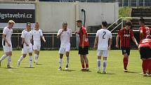 Hodonínští fotbalisté (v červenočerných dresech) porazili Břeclav 2:1.