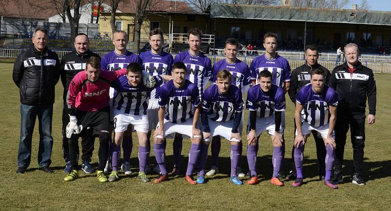 Hodonínští fotbalisté (v bílofialových dresech) zvládli přechod na přírodní trávu, když na hřišti Slovanu v Břeclavi porazili divizního rivala přesvědčivě 4:1.