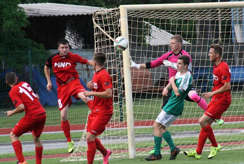 Fotbalisté Hodonína (v červených dresech) porazili v posledním zápase letošní sezony Ždírec nad Doubravou 3:1 a v divizi D skončili druzí.