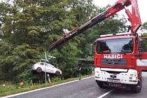 Vyprošťovací automobil potřebovali hasiči, když po nehodě u Dambořic na Hodonínsku odstraňovali havarované auto z příkopu.