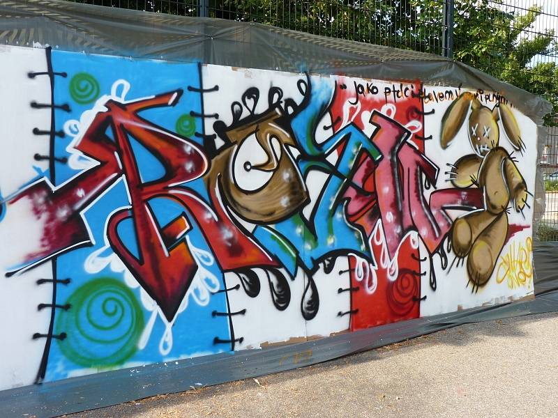 V areálu velkých kasáren za Vartou v Hodoníně se uskutečnil druhý ročník Graffiti Jamu, akce, která má přiblížit umění graffiti místním lidem. Zúčastnilo se jí pět sprejerů, kteří na svých dílech pracovali několik hodin.