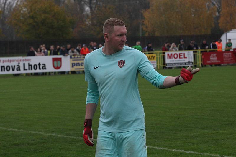 Fotbalisté Hroznové Lhoty (bíločervené dresy) v televizním zápase porazili Vnorovy 5:1. Zápas sledovalo 1500 diváků.