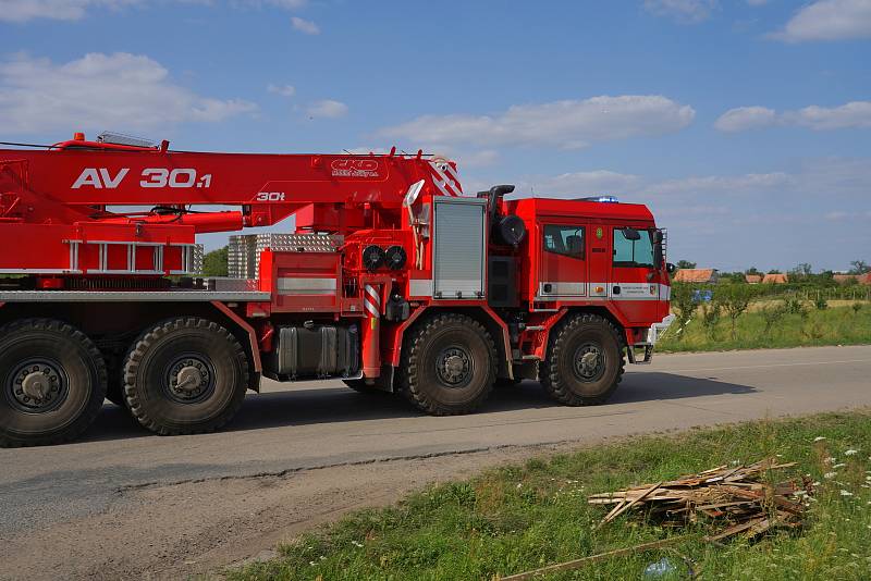 Odjezd hasičů ze Záchranného útvaru ČR z tornádem postižených obcích. Zásah jim skončil po 27 dnech. Zpět na základny konvoj techniky vyjel z Mikulčic za doprovodu policie přes D2 směr Brno, 21. července 2021