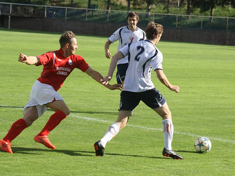 Fotbalisté Šardic (v červených dresech) přestříleli v prvním předkole krajského poháru rivala z Kyjova 5:4 a postoupili do další fáze jihomoravské soutěže.